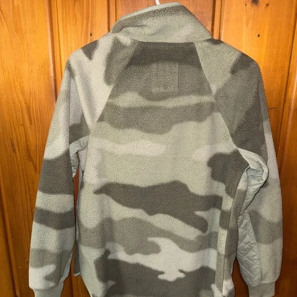 Abercrombie & Fitch women’s Green Camouflage Sweater - Picture 2 of 2